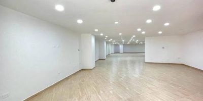 Excelente Local para arriendo en Rionegro sector los colegios punto muy estratégico por el alto flujo de personas y cerca de vías principales y zonas residenciales cuenta con un área de 280m2, amplios baños y excelente iluminación, muy buena oportunidad para el crecimiento de tu empresa o marca.