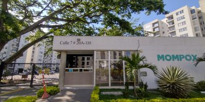 Disfruta de un apartamento cómodo, en un sector tranquilo y con alta valorización en la ciudad. Ubicado en séptimo piso con ascensor cuenta con 3 habitaciones con closet, la habitación principal con baño privado, 1 baño social, sala comedor con acceso a un balcón que ofrece vista a la parte externa del conjunto. La cocina es integral y la zona de oficios cuenta con ventilación natural. El conjunto residencial ofrece excelentes amenidades como: gimnasio, 2 salones sociales, piscina para adultos y niños, parque infantil, amplias zonas verdes y parqueadero comunitario.
El Conjunto se encuentra en un sector muy tranquilo, goza de muy buena arborización y zonas verdes, con fáciles vías de acceso, cerca a centros comerciales, restaurantes y colegios. A sólo 15 minutos del Centro Comercial Chipichape y el Aeropuerto.
¡Contáctanos para más información o agendar una visita!