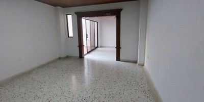 Amplio Apartamento  en primer piso, en edificio de construcción tradicional, una sola torre,  fachada en ladrillos, porteria permanente, con ascensor, agradables jardines, ubicado en el  sector residencial de Villa Santos, Cercano a centros comerciales, parques, supermercados, muy bien conservado,  consta de sala comedor, baño social, estudio, cocina integral, area de labores, con dos terrazas,  tres alcobas cada una con baño, alcoba principal con vestier,  alcoba y baño de servicio, adicional cuenta con parqueadero cubierto,LLamanos agendemos cita es una oportunidad!!