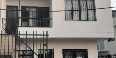 OPORTUNIDAD PARA VIVIR E INVERTIR  
VENDO CASA DE DOS PISOS INDEPENDIENTES, MUY BIEN  UBICADA, SECTOR NORTE BARRIO BARRANQUILLA, ZONA RESIDENCIAL
Casa de dos piso, *75 M2 * terreno, 150 M2 construido, 
Muy iluminada, amplia y muy bien distribuida.
 La casa en el primer piso tiene un amplio antejardín, espacio para parqueo de dos carro y varias motos, con bahaí adicional de parqueo para visitantes,   cuatro habitaciones sin clóset, cocina sencilla, sala comedor, zona de oficios y un baño
Segundo piso tres habitaciones, cuarto principal con baño y closet, sala comedor, cocina sencilla, baño social y zona de oficios. . Los dos pisos tiene servicios independientes.
 Terraza con cimientos para construir tercer piso. 
Cerca a centros comerciales, supermercados, parques, GYM,  buenas vías de acceso, buen trasporte. zonas verdes al rededor, zona comercial cerca.
Impuestos al día, libre de todo, lista para negociar