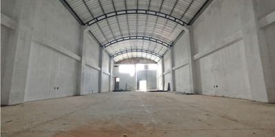 Bodega industrial en arriendo – 1.200 m² en conjunto cerrado, Tunja

Bodega industrial ubicada en conjunto cerrado, con un área total de 1.200 m² distribuidos en 1.150 m² de almacenamiento a doble altura y 50 m² de oficina. Cuenta con 4 baños, acceso independiente para personal administrativo y puerta tipo camión para carga y descarga. Piso de alta resistencia (5 toneladas por m²), ideal para operaciones logísticas o industriales. El conjunto ofrece vigilancia 24/7 y excelentes vías de acceso para todo tipo de vehículos.
