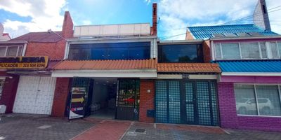 Se arrienda magnifico local comercial, sobre la carrera 30, excelente  vitrina comercial, cuenta  con 55 m2,  una área abierta  y un  baño,  no deje pasar  esta  oprtunidad  de tener  su local  en una de las mejores  zonas comerciales de la ciudad,  Contactenos.