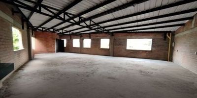 Bodega de 150 m ubicada en el tercer piso de un edificio sobre via principal, lo que garantiza excelente visibilidad y facil acceso para operaciones comerciales o logisticas. El espacio cuenta con buena distribucion, ideal para almacenamiento, oficinas o actividades livianas que no requieran maquinaria pesada. Tiene pisos resistentes, buena ventilacion e iluminacion natural. La propiedad se encuentra en una zona estrategica, con acceso inmediato a rutas de buses y transporte publico, lo que facilita la movilidad del personal y la conexion con otras zonas de la ciudad. Es una opcion funcional para empresas que buscan un espacio practico y bien ubicado. CANON 5.000.000 Sin Iva