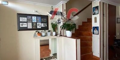 Ayc grupo inmobiliario vende casa ubicado en trebol de guali 1, cuenta con 3 plantas, 4 habitaciones, 3 baños, sala, comedor, cocina integral, patio de ropas independiente, altillo, remodelada, brillante iluminación natural con hermosa vista externa, ¡¡anímate y te acompañare a conocer esta magnifica casa!!
