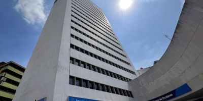 AVA INMUEBLES vende bonitas y amplias oficinas en el edificio Carvajal, ubicado en el centro de Cali, edificio con buena seguridad, tres ascensores, parqueaderos propios, en este momento son diez (10) oficinas independientes , baños por piso , seguridad 24/7, frente a la estación del mio, aire acondicionado central, a una cuadra del parque Caicedo.