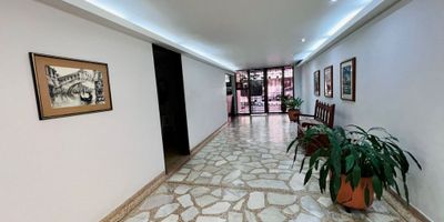 Ava Inmuebles Alquila, Apartamento Edificio Versalles, Cuarto Piso, Ascensor, Estado original, sin remodelar, Sala/comedor, balcón vista avenida sexta, Tres alcobas, dos baños, cocina, zona de oficios, alcoba empleada con baño, garaje en sótano. El precio incluye la administracion.