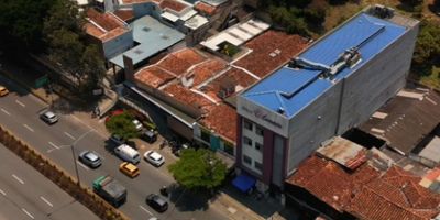 Esta es una de las mejores propiedades para ubicar tu empresa en Medellín ubicada justo al lado del pueblito paisa con un área de lote de 395 m2 y 5 pisos construidos este edificio ubicado en el costado sur de la avenida 33 cerca a lugares estratégicos como plaza mayor parques del río y la zona rosa de laureles es una excelente oportunidad para diversos tipos de negocio utilizada por una empresa de manufactura y una agencia de publicidad pero por sus espacios e infraestructura puede ser muy viable para hotelería coworking call center o sector salud cuenta con ascensor y una zona administrativa en el último nivel con aire acondicionado adicional a esto todos los pisos cuentan con una muy buena altura está totalmente certificado y cuenta con una subestación de energía de 500 kva además de esto cada nivel cuenta con 395 metros cuadrados en diferentes distribuciones
