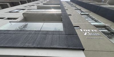 Apartamento en Conquistadores: Este espacioso apartamento se encuentra a solo pasos de Parques del Rio, ofreciendo un entorno verde y recreativo a la puerta de casa. A dos cuadras de la autopista y a pasos de La Alpujarra, su ubicacion es ideal para quienes buscan conectividad y acceso rapido a las principales vias de la ciudad. Rodeado de servicios y opciones culturales, es perfecto para un estilo de vida activo y urbano. Disfruta de la comodidad y la vibrante vida de la ciudad desde este punto estrategico. Un hogar excepcional! Que esperas para contactarnos? 