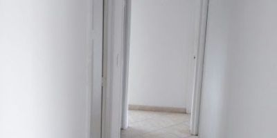 Apartamento de 73 mts cuenta con hall de alcobas, tres habitaciones con closet, la principal con baño, baño auxiliar, cocina integral a gas, sala comedor, calentador a gas, pisos en cerámica, estudio, zona de ropas y parqueadero comunal. El conjunto cuenta con ascensor, portería y zonas verdes. 6516