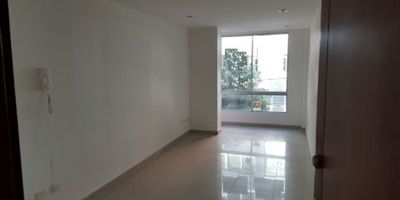 Oficina de 19 mts, cuenta con un espacio, un baño social, pisos en cerámica. El  conjunto cuenta con recepción y seguridad privada.-469-8536-