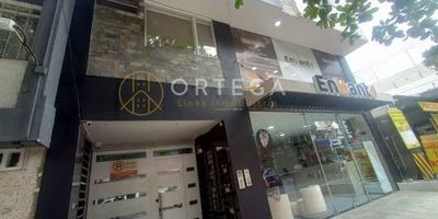 Se vende o permuta apartamento duplex de 200 mts2, tres alcobas con closet, alcoba de servicio, cuatro baños, cocina semi-integral, dos aires acondicionados, sala comedor, balcon, zona de ropas, citofono inteligente, ascensor, parqueadero. 1167-1224