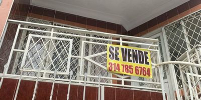 Venta casa en el sur de Cali, barrio Ciudad Córdoba. Tres pisos más terraza, entradas y servicios independientes. Lote de 5x15 m, construidos 300 m². Cada piso con 3 habitaciones, sala, comedor, cocina y baño. Terraza libre con lavadero. Libre de deudas, único dueño. Precio: $335 millones poco negociables. Cerca a supermercado La Gran Colombia y Comfandi. Dirección: Cra 42A Bis #53-48.