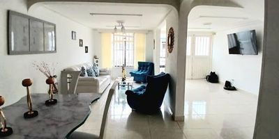 Casa en Venta  Totalmente Remodelada en DosquebradasOportunidad única de adquirir una hermosa casa lista para habitar, ubicada en una zona residencial tranquila y de alta valorización en Dosquebradas.Características principales3 habitaciones amplias y bien iluminadas2 baños modernos con acabados de excelente calidadSala-comedor espaciosa, ideal para el confort familiarCocina integral funcional y elegantePatio interior con zona de ropasParqueadero privadoPisos nuevos y acabados contemporáneosLa propiedad ha sido completamente remodelada y se encuentra en excelente estado. Cerca de colegios, supermercados, transporte público y vías principales.¡No pierdas esta oportunidad! Contáctanos para más información o para agendar tu visita.  LINA SALINAS 