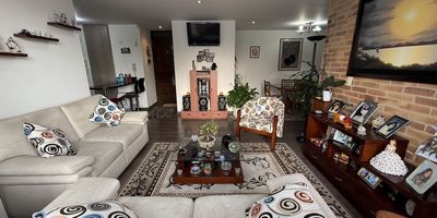 Este espectacular apartamento de 110 m² se encuentra en una esquina privilegiada del barrio Contador, con vista al parque y la carrera, disfrutando del cálido sol de la tarde. Su distribución moderna y funcional incluye una cocina integral a gas abierta a la zona social, acompañada de una zona de ropas independiente con comedor auxiliar. La acogedora sala con chimenea y balcón se complementa con un comedor independiente. Cuenta con dos alcobas auxiliares, una con walking closet, que comparten un baño, mientras que la alcoba principal tiene baño privado y walking closet. Además, ofrece baño social, depósito y dos parqueaderos independientes. Un espacio ideal que combina comodidad, luminosidad y ubicación estratégica. Cod: 143