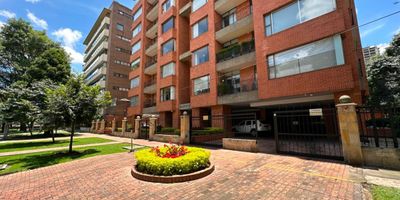 Codigo 18695. Apartamento dúplex en venta a solo 240 metros del Parque El Virrey, ubicado en el exclusivo sector de El Chicó. Con 159 m² de área construida, este inmueble ofrece un diseño moderno, excelente iluminación y espacios pensados para el confort. Se distribuye en dos niveles: en el primero, hall de acceso, amplia sala-comedor con balcón, cocina cerrada totalmente equipada, zona de lavandería independiente, cuarto y baño de servicio, y baño social. En el segundo nivel se encuentra una sala de estar o estudio, hall de habitaciones, dos habitaciones auxiliares con baño compartido y una habitación principal con vestier, baño privado y tina. Cuenta con tres habitaciones, tres baños, dos parqueaderos independientes y se encuentra en estrato 6. Su precio de venta es de $1.200 millones. La ubicación es inmejorable: a pasos del Parque El Virrey, ideal para caminar, hacer ejercicio o relajarse, y muy cerca de la Zona T, Parque de la 93 y centros comerciales como Andino, Atlantis y El Retiro. Además, está rodeado de colegios, hospitales y una completa red de transporte. Este apartamento representa una excelente oportunidad de inversión por su alta demanda de alquiler, su ubicación estratégica, el entorno natural y seguro, y el estilo de vida exclusivo que ofrece. No dejes pasar esta oportunidad de vivir en una de las zonas más valorizadas y deseadas de Bogotá. Contáctanos y agenda tu visita.