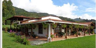 VENDO CASA CAMPESTRE, EN PARCELACIÓN, EN EL SECTOR DE CALIMA DARIEN, vereda La Unión, de una planta, con vasta zona verde, jardines muy bien cuidados, y chorrera natural que le permite una especie de piscina natural. Casa de 1 piso que consta de estadero, gran salón comedor, cuatro cuartos, uno de ellos con baño, cocina semi integral abierta, zona de oficios, parqueadero interno para 2 carros, bodega. Mampostería en ladrillo, piso en tablón y cerámica, puertas y ventanas en madera, baños y cocina enchapados. No se paga servicio de agua, está en el costo de la administración y se paga energía cada 2 meses.Si desea alejarse del ruido, respirar aire puro, en un clima muy fresco, en una de las mejores zonas del hermoso Valle del Cauca, con la seguridad de una parcelación, éste es el lugar paradisiaco para ud. Documentación al día. Excelente tradición.