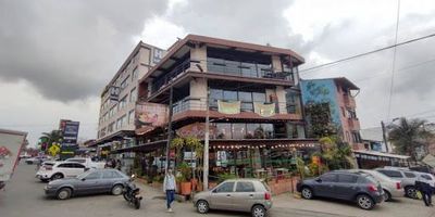 Excelentes locales en 2do y 3er piso, en edificio que está a borde de la autopista Med-Bog con una perfecta ubicación esquinera y gran vitrina, cerca de panadería, restaurantes, hoteles, estación de servicio Texaco, flota de transporte, etc.. Son 2 locales, cada uno tiene 180mt2, cuentan con 2 baños y cocina con piepeta de gas, energía 110220v, 3mt de altura aprox. Perfecto para restaurante, oficinas, servicios y comercio. Canon c/u $4.000.000