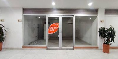 Excelente local para arrendar en Marinilla, a borde de la autopista, en primer piso, ideal para un restaurante ya que está ubicado en un hotel y en la flota de transporte del sector. Cuenta con 30mt2, 1 baño completo con ducha, red de gas y fachada en vidrio templado con puerta corrediza. Acceso para personas con movilidad reducida. Canon $2.100.000 