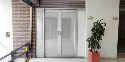 Excelente local para arrendar en Marinilla, a borde de la autopista, en primer piso, ideal para una oficina, óptica, servicio para tramites de transito, etc. Está ubicado cerca de hoteles, restaurantes y la flota de transporte del sector. Cuenta con 23mt2, 1 baño y fachada en vidrio templado con puerta corrediza. Acceso para personas con movilidad reducida. Canon $2.100.000 