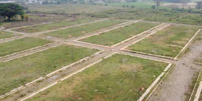 Ubicado a tan solo 10 minutos de Jamundí, sobre la vía principal a Potrerito, se encuentra este lote de 100 m², con uso de suelo residencial, ideal para construir la casa de tus sueños o desarrollar un proyecto familiar.

El terreno se encuentra totalmente plano, delimitado, y hace parte de la reconocida urbanización El Molino, lo cual garantiza un entorno organizado y con proyección de valorización. Además, contará con acceso a servicios públicos domiciliarios como agua, energía, alcantarillado e internet.

Documentación al día, listo para escriturar.

Aprovecha esta excelente ubicación con fácil acceso, en una zona de crecimiento residencial y cerca de todo lo que necesitas.

? Contáctanos para más información y agenda tu visita.