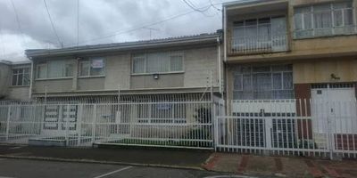 Amplia casa en arriendo en La Soledad para vivienda o empresa, oficinas, muy iluminada. Muy cerca de la NQS, Universidad Nacional y el Consejo de Bogotá, transporte público. Al ingresar encontrará espacio para sala con chimenea, comedor, pisos en cerámica, cocina integral, patio con zona de lavandería, cuarto y baño de servicio, cuatro habitaciones con closet, dos baños, garaje cubierto y espacio para uno exterior con reja. Cualquier información adicional contáctenos al correo electrónico hilde.quenguan@inmobiliariabogota.com o al teléfono 3176476009. El equipo de Inmobiliaria Bogotá está comprometido a brindar una experiencia de vida excepcional para nuestros clientes desde el momento en que se unen a nuestra comunidad.