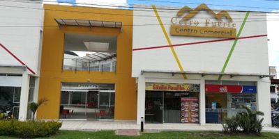 Local estilo vitrina de 24 mts² ubicado en el centro comercial Cerrofuerte, esta ubicado en el segundo piso, con vista exterior, pisos en cemento, para estrenar. 6580