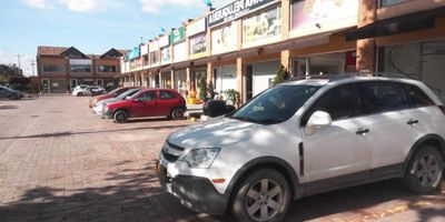 Local en arriendo de 47 mts, ubicado en centro comercial, cuenta con un espacio amplio, apto para uso comercial de comidas, luz cálida, baños compartidos, pisos en cerámica, cuenta con los servicios de agua, luz y gas y garajes comunales. 6848