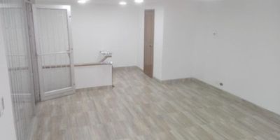 Local de 100 mts en Chico Reservado, ubicado en edifico con vista al exterior, cuenta con un espacio, sótano con tres espacios, dos baños privados, rejas, luz blanca y pisos en cerámica. 6870