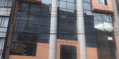 Oficina de 50 mts, consta de espacio abierto de trabajo, pisos en cerámica,baño,garaje. El edificio cuenta con baños en cada piso, ascensor y vigilancia privado con recepción, circuito cerrado de TV.-11331