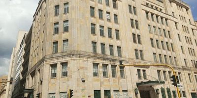 Oficina de 27 metros cuadrados, es un área libre. Pisos en alfombra, un baño . El edificio cuenta con baños comunales. 11208