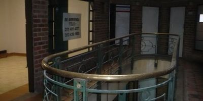 Local de 14.58 mts, consta de un área libre y baño privado, pisos en baldosa. El edificio cuenta con ascensor.-11288