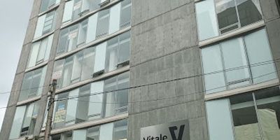 Consultorio de 28 mts, consta de zona abierta de trabajo, baño privado, pisos en cerámica, parqueadero. El edificio cuenta con sala de juntas en cada piso, sala de espera en cada piso, terraza con zona de cafetería, cada piso cuenta con baños sociales, parqueadero para visitantes, recepción principal, seguridad privada, circuito cerrado de TV, ascensores.-10820