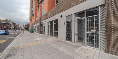 Te presentamos este local con excelente ubicación en el Ricaurte a pocos pasos del Transmilenio de la Carrera 30, en moderno edificio. El local cuenta con área cerrada con baños, gas natural. Adicionalmente tiene la posibilidad de dar uso a terraza exterior de 30 M2. El local cuenta con un parqueadero con duplicador.
