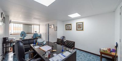 Consultorio de 25 m2, ubicado en el piso 3o, interior con muy buena iluminación. Consta de un espacio abierto, baño privado y área de atención.
En el piso, se encuentra la sala de espera, área de recepción y baños para el servicio de los pacientes, fácil acceso por ascensor (3) y amplias escaleras
El edificio con vigilancia 24 horas, parqueadero público con amplia capacidad, CCTV, sistema de riego contra incendios. No cuenta con parqueadero privado.