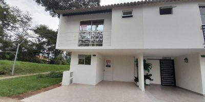 Arriendo en Urbanizacion Verdi, Jamundi. Casa esquinera de dos pisos, en el primer piso sala comedor, cocina, patio de ropas, baño social, patio interior con cubierta, parqueadero para un vehiculo. Segundo piso tiene tres alcobas, la principal con vestier, baño privado y balcon, las otras dos alcobas con closet, un baño completo, espacio para  estudio o trabajo en casa.

Ubicada muy cerca a la via panamericana, en el sector de la Morada alta valorizacion, centro comercial con supermercados de cadena Ara , D1, drogueria Cruz Verde, panaderia, serviteca, gimnacio y otros. 
