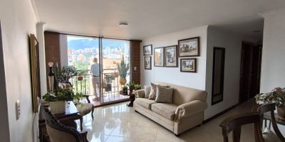 Venta apartamento envigado las vegas barrio jardines, comodo apartamento de 3 alcobas con closet, salón comedor con balcón y vista al norte, biblioteca o sala de televisión, Cocina integral, zona de ropas con baño, antigua alcoba de servicio 2 baños completos con división en vidrio mas baño de servicio, alcoba principal con baño y vestier, piso en ceramica, parqueadero cubierto privado con amplio cuarto útil, unidad cerrada con portería permanente, ascensor, parqueadero de visitantes, piscina de adultos y niños, zonas verdes, gimnasio, cancha, salón social, a media cuadra de la avenida las vegas y mercados madrid.