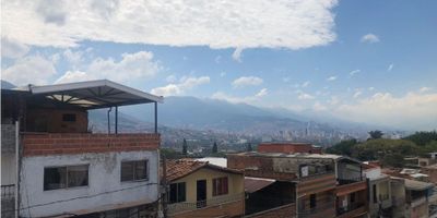 ¡Esta es tu oportunidad de inversión! Esta cómoda casa con terraza se encuentra ubicada en el sector de Castilla, cuenta con un área total de 167.32 m2 donde el 79.19m2 son construidos, 3.06m2 del patio y por último 85.07 m2 de terraza. Se compone de 4 habitaciones, 1 baño, sala comedor y cocina integral. Este lugar es ideal para aquellas familias que buscan algo espacioso y cómodo. No pierdas tiempo y contáctanos ahora!
