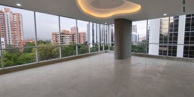 Oficina esquinera de 59.86 M2, cuenta con piso en concreto pulido, aire acondicionado, un baño y dos parqueaderos privado lineal. El edificio cuenta con seguridad privada 24 horas. Avalúo catastral $271.197.000. Administración mensual $692.356.  Valor impuesto predial trimestral $868.900
