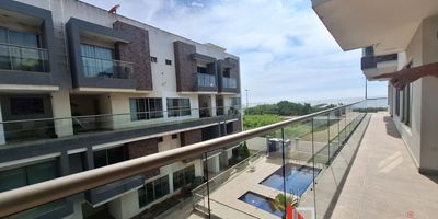 ¡Hermoso y espacioso apartamento en venta frente a la playa de Puerto Colombia! Este increíble apartamento de dos pisos cuenta con 3 habitaciones amplias y cómodas, además de 3 baños completos. La sala, comedor y cocina son muy espaciosos, ideales para compartir en familia o con amigos. Desde sus ventanas, podrás disfrutar de una hermosa vista al mar. Está ubicado cerca de universidades, colegios y a solo 10 minutos de Barranquilla. Además, cuenta con piscina y áreas de juegos para niños, ¡perfecto para toda la familia! Cod: 564