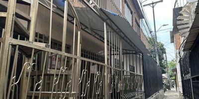 Casa en venta ubicada al Norte de Cali en el barrio la Rivera  sobre via peatonal cercana a la bahía de parqueo y a la calle 70 con fácil acceso y transporte público Mío , restaurante, panadería, zona comercial, iglesia, gimnasio, colegios, zonas verdes, la casa cuenta con 2 pisos independientes más terraza en el primer piso está el antejardin con rejas de seguridad, al ingresar está la sala comedor, cocina integral, 2 habitaciones, 1 baño y zona de oficios 
Tiene gradas por fuera para el segundo piso donde hay 3 habitaciones, balcón, sala comedor, un baño y gradas al tercer piso donde está la cocina, y un cuarto .