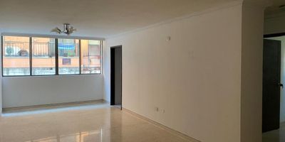 Apartamento ubicado con 2 habitaciones y 2 baños, este espacio ofrece un ambiente acogedor y funcional para tu día a día. Además, cuenta con 1 parqueadero, entorno de la propiedad se encuentra cerca de centro comerciales, supermercados, parques.