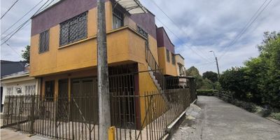 ¡No pierdas la oportunidad de adquirir esta hermosa casa en la ciudad de Armenia, ubicada en el departamento del Quindío en Colombia! Con un amplio terreno de 150 M2, esta propiedad te ofrece todo lo necesario para vivir cómodamente en una de las mejores zonas residenciales de la ciudad.

Con una construcción de 150 M2 y una distribución privada de 150 M2, esta casa cuenta con amplios espacios que se adaptan a tus necesidades. Con 5 alcobas y 3 baños, tendrás suficiente espacio para ti y tu familia. Además, la propiedad cuenta con todas las comodidades que buscas, tales como armarios empotrados, baño auxiliar, baño en habitación principal y biblioteca/estudio, perfecto para trabajar desde casa.

Disfruta de todas las comodidades que ofrece esta casa, incluyendo sistema de agua, calentador, clósets, cocina integral y doble ventana que te aseguran un ambiente cálido y confortable. Además, cuenta con depósito y zona de lavandería, para facilitar tus tareas del hogar.

Esta propiedad es ideal también para aquellos que buscan una vivienda que admita mascotas, por lo que tus compañeros peludos serán bienvenidos. Además, si buscas una zona tranquila y segura, esta casa se encuentra en una zona residencial con acceso pavimentado y cercano a centros comerciales, colegios/universidades, parques y transporte público.

Con un garaje para 3 vehículos, tendrás suficiente espacio para estacionar cómodamente y sin preocupaciones. Además, la propiedad cuenta con un patio amplio para disfrutar al aire libre y zonas verdes que te brindarán un ambiente natural y fresco.

Otras características externas que no puedes dejar de mencionar son el acceso para discapacitados, la posibilidad de vivir en un entorno rodeado de bosques nativos y con fácil acceso a servicios médicos en caso de necesidad.

No esperes más y haz de esta casa tu nuevo hogar en la hermosa ciudad de Armenia. ¡Contáctanos ya y agenda una visita para conocerla en persona! ¡No te arrepentirÃ