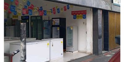  CODIGO 8960RF858 Si buscas una excelente oportunidad de inversión en el sector inmobiliario en Colombia, este local es justo lo que estás buscando. Ubicado en una de las zonas más comerciales y transitadas, este local tiene todo lo que necesitas para iniciar o expandir tu negocio en un entorno próspero y dinámico.

Con una amplia área terreno de 270.0 metros cuadrados y una construcción de 440.0 metros cuadrados, este local te ofrece un espacio amplio y versátil para adaptarlo según las necesidades de tu negocio. Además, cuenta con una cómoda área privada de 270.0 metros cuadrados, lo que te permitirá tener un espacio exclusivo para tu equipo directivo o para llevar a cabo reuniones privadas con tus clientes.

En su interior, este local adosado está equipado con todas las comodidades que necesitas para el buen funcionamiento de tu negocio. Dispone de dos baños completos y un baño auxiliar, lo que garantiza la comodidad y la privacidad de tus empleados y clientes.

Pero lo que verdaderamente hace que este local sea una oportunidad única, son sus características externas. Su acceso pavimentado y apto para personas con discapacidad, te garantiza una excelente accesibilidad y facilidad para llegar hasta el local. Además, su ubicación estratégica en una zona urbana y comercial, asegura una gran afluencia de clientes potenciales y una amplia exposición para tu negocio.

En resumen, este local es la oportunidad perfecta para aquellos empresarios e inversionistas que buscan expandir su negocio o iniciar una nueva actividad, gracias a su excelente ubicación, amplias dimensiones y cómodas instalaciones. ¡No esperes más y contáctanos ahora mismo para conocer más detalles sobre este fabuloso inmueble en Colombia!
