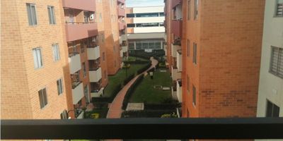 

 
 ¡Venta de espectacular y cómodo apartamento en Zipaquirá! ?✨

 Descubre este increíble apartamento ubicado en el piso 4 del exclusivo Conjunto Residencial Carrara. Con acabados de alta calidad y un diseño pensado para tu comodidad, este inmueble es ideal para vivir en un espacio moderno, funcional y lleno de tranquilidad.

 Características del apartamento:
 
 ?️ 3 habitaciones: cada una con su respectivo closet, incluyendo una alcoba principal con baño privado.
 ?️ Luminosa sala-comedor, con acceso a un balcón que brinda una vista espectacular y una excelente ventilación.
 ? Cocina integral, equipada con modernos acabados.
 ? Zona de ropas con lavadero y mueble inferior, ideal para organizar tus actividades diarias.
 ? 2 baños: ambos con divisiones en vidrio, muebles inferiores y accesorios de alta calidad.
 ? Calentador, garantizando el confort de toda la familia.



 

Ubicación estratégica:

Con una excelente conexión a las principales avenidas, estarás cerca del centro de Zipaquirá y rodeado de naturaleza, ofreciendo un estilo de vida tranquilo y a la vez conectado con la ciudad.

¡Este apartamento es la opción perfecta si buscas comodidad, estilo y calidad de vida!
? Contáctanos ahora y agenda tu visita. ¡No dejes pasar esta oportunidad única!

Amenidades del conjunto residencial:

? Dos piscinas climatizadas: una para adultos y otra para niños. ?️ Gimnasio totalmente equipado, perfecto para mantenerte en forma. ⚽ Cancha múltiple, ideal para actividades deportivas. ? 2 zonas BBQ, perfectas para compartir momentos inolvidables con familiares y amigos. ? Salón social, disponible para eventos y reuniones. ? Zonas infantiles y bicicletero, para el disfrute de los más pequeños y amantes del ciclismo.
