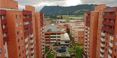 

 ¡¡Venta   espectacular  y cómodo apartamento, piso 12  con todos sus acabados  , excelente vista exterior hacia el romboy  ubicado, en el conjunto Carrara en la ciudad de Zipaquira  , consta de tres habitaciones, cada una con sus respectivos closets  y vestier en  alcoba principal con baño privado y balcón  , luminosa sala-comedor, con balcón   , cocina integral  , zona de ropas, con  y lavadero con mueble inferior,   calentador ,  y dos baños con divisiones en vidrio y muebles inferiores con todos sus  accesorios con parqueadero propio  !!
 Con doble balcón . 
 Su estratégica ubicación cerca de importantes avenidas te permitirá disfrutar de una vida tranquila y conectada, con cercania al centro de la ciudad.
 El conjunto ofrece amplias zonas comunes y una gran variedad de servicios en los que encontramos dos piscinas una para adultos y otra para niños  climatizada ,  gym, cancha multiple  2 zonas bbq, salon social , zonas infantiles, bicicletero 
 Cuenta con parqueadero cubierto 
 
 Si estás buscando un lugar para vivir con comodidad y estilo, este apartamento es la opción perfecta para ti !!. Vive en armonía con la naturaleza. 
 



