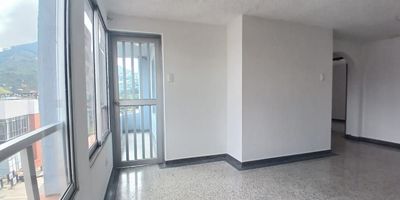 Apartamento en arriendo en el Centro en área independiente, cerca a la zona comercial de la ciudad y la zona céntrica. El apto cuenta con salacomedor, hall de alcobas, dos alcobas con closet, pisos en mármol, un baño, cocina integral en mesón de acero, zona de ropas, estufa y calentador a gas. Inmuebles sujetos a verificación de disponibilidad. Arriendo Centro Pereira