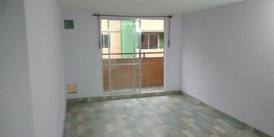 

 ¡Arriendo  apartamento en conjunto Alamos en la ciudad de Zipaquira tercer piso, consta de:
 tres habitaciones cada una con closet ,  estudio , luminosa sala-comedor, cocina integral ,zona de ropas,calentador y dos baños completos!!
 Su estratégica ubicación cerca de importantes avenidas te permitirá disfrutar de una vida tranquila y conectada.
 Cuenta con una excelente ubicación, el conjunto ofrece amplias zonas comunes y una gran variedad de servicios en los que encontramos, salon social , zonas infantiles, parqueadero comunal.
 
 Si estás buscando un lugar para vivir con comodidad, este apartamento es la opción perfecta para ti !!.
 


Requisitos:

Si el interesado no está reportado en Data Crédito 
??El estudio es gratuito
??El único documento requerido es la cedula
 

