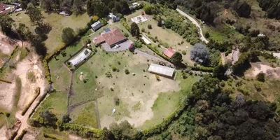 NEGOCIABLES
Casa Campestre con un área de 20.000mt² ( Construidos 577 mt² )
Área lote 20.000 mt²
Área casa 500 mt²
Área mayordomo 77 mt²
4 Alcobas (2 Alcobas con Baño Privado, 2 Alcobas con Baño Compartido) 1 Baño Social, 1 Baño Social en el Exterior, Alcoba de Servicio con Baño, Estar/Hall, Biblioteca/Estudio, Salón Comedor, Cocina Integral en isla cerrada, Vista Panorámica, Patio, Terraza, Zona de Ropas, Red de Gas, Calentador, BBQ, Sala Exterior y Corredores tradicionales.
Parqueadero para 10, 2 Cubiertos + Cuarto Util.
Caballerizas, 7 Pesebreras, Picadero, Pista de resonancia, Cuarto de aperos, Lobby caballista, Gallinero, Árboles frutales, 8 potreros con agua, 20 árboles de aguacate en producción, Agua de nacimiento, Próx. acueducto veredal, Contador independiente, Alarma, Camaras de seguridad, Portada independiente, Ingreso con afirmado fresado, Tanque de agua (almacenamiento 5000m3).
Inmueble cercano a Transporte Publico, Zona Campestre y Via Principal.
RECIBE PERMUTA HASTA 30%