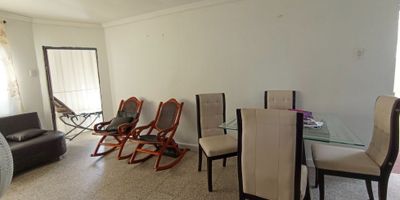Codigo 4784FR552, venta de edificio comercial y residencial, el primer piso cuenta con una bodega de ciento treinta y cinco mentros cuadrados, adapatado para negocios o fabricacion, tiene espacio acondicionado para oficina, espacio amplio. El segundo piso cuenta con dos apartamentos de sesenta y tres metros cuadrados cada uno, el primer apartamento cuenta con dos cuartos, un baño, sala amplia, cocina, patio, zona de labores; el segundo cuenta con dos habitaciones, un baño, sala amplia, cocina equipada. Ubicado en zona comercial y residencial, cerca de sitios de interes como el museo del atlantico, museo gabriel garcia marques, parque central, paseo bolivar y zonas de comercio. 

