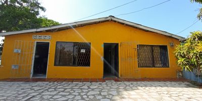 Codigo 4693FR452, se vende casa multifamiliar en las palmas, cuenta con dos apartamentos independientes. La casa tiene cuatro cuartos, sala, comedor, cocina, un baño, patio, cuarto de labores. Al lado esta un apartamento con su cocina, una habitacion, un baño y sala. En la parte de atras se encuenta otro apartamento con un cuarto, un baño, cocina, sala y terraza. Se puede utilizar como vivienda familiar o para negocios. Ubicado enfrente de la cancha las palmitas, cerca de sitios de interes como zona de restaurantes, olimpica de la ocho, parques y corresponsales bancarios. 

 
